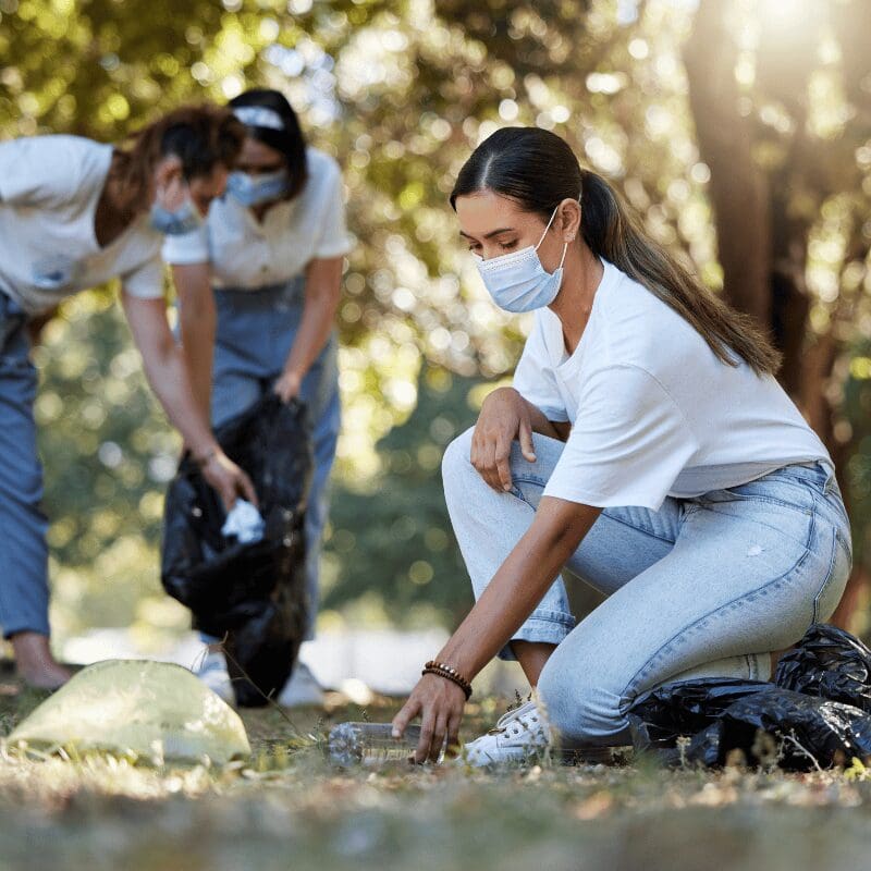 volunteers picking up cleaning and reducing pollution